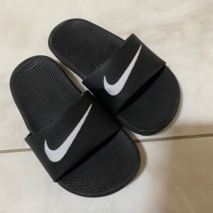 99%new nike kid slippers